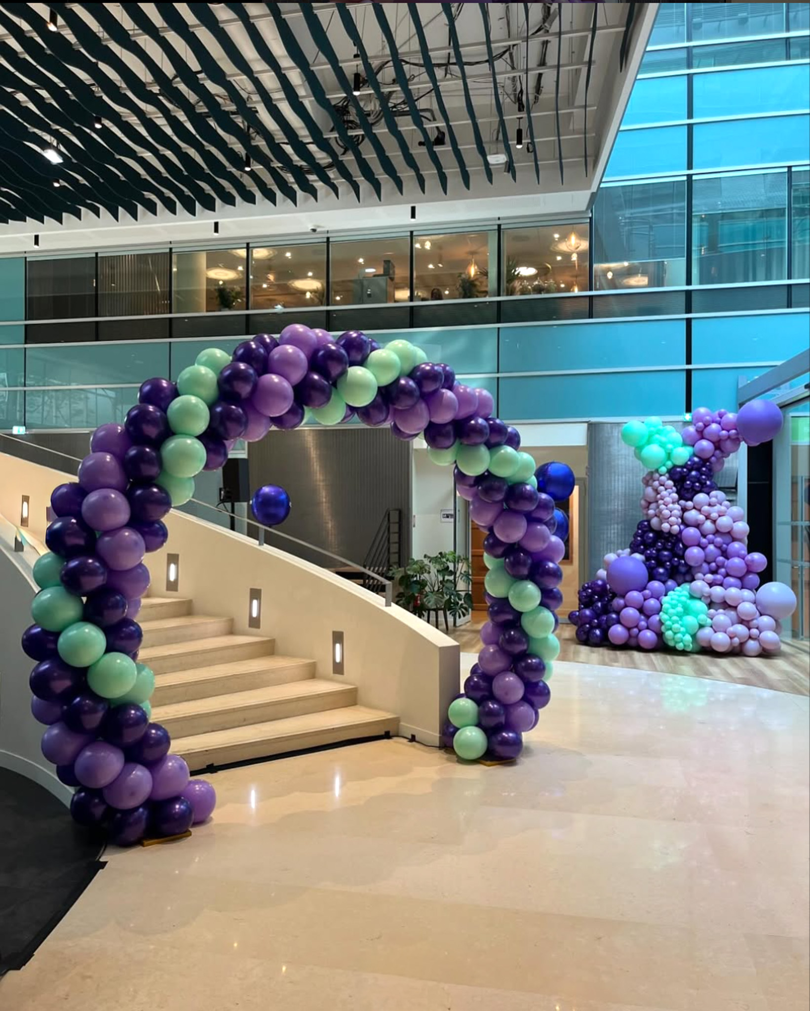 Découvrez notre scénographie audacieuse pour les Career Days de Natixis BPCE, avec arches de ballons et stands personnalisés.