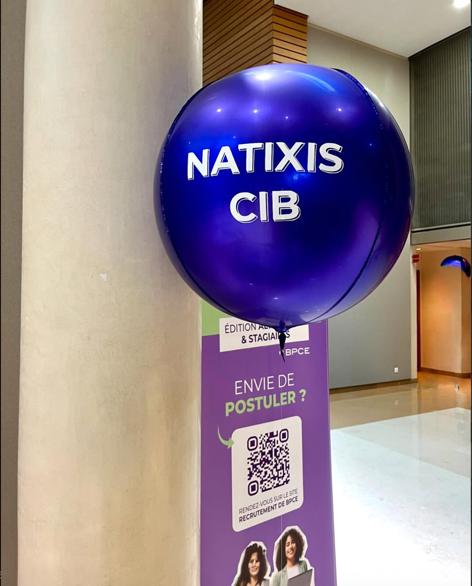Découvrez notre scénographie audacieuse pour les Career Days de Natixis BPCE, avec arches de ballons et stands personnalisés.