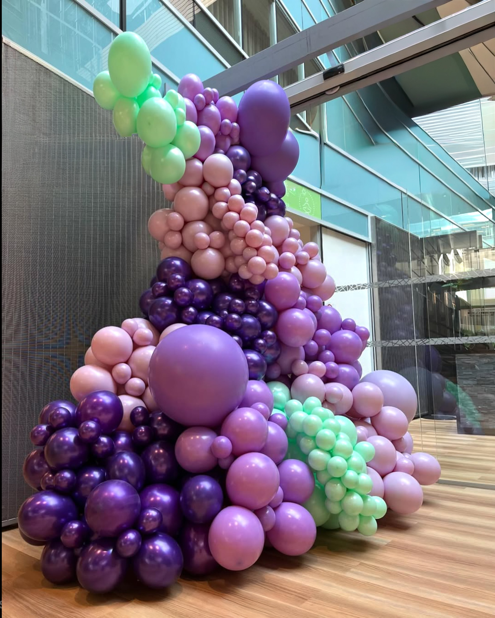 Découvrez notre scénographie audacieuse pour les Career Days de Natixis BPCE, avec arches de ballons et stands personnalisés.