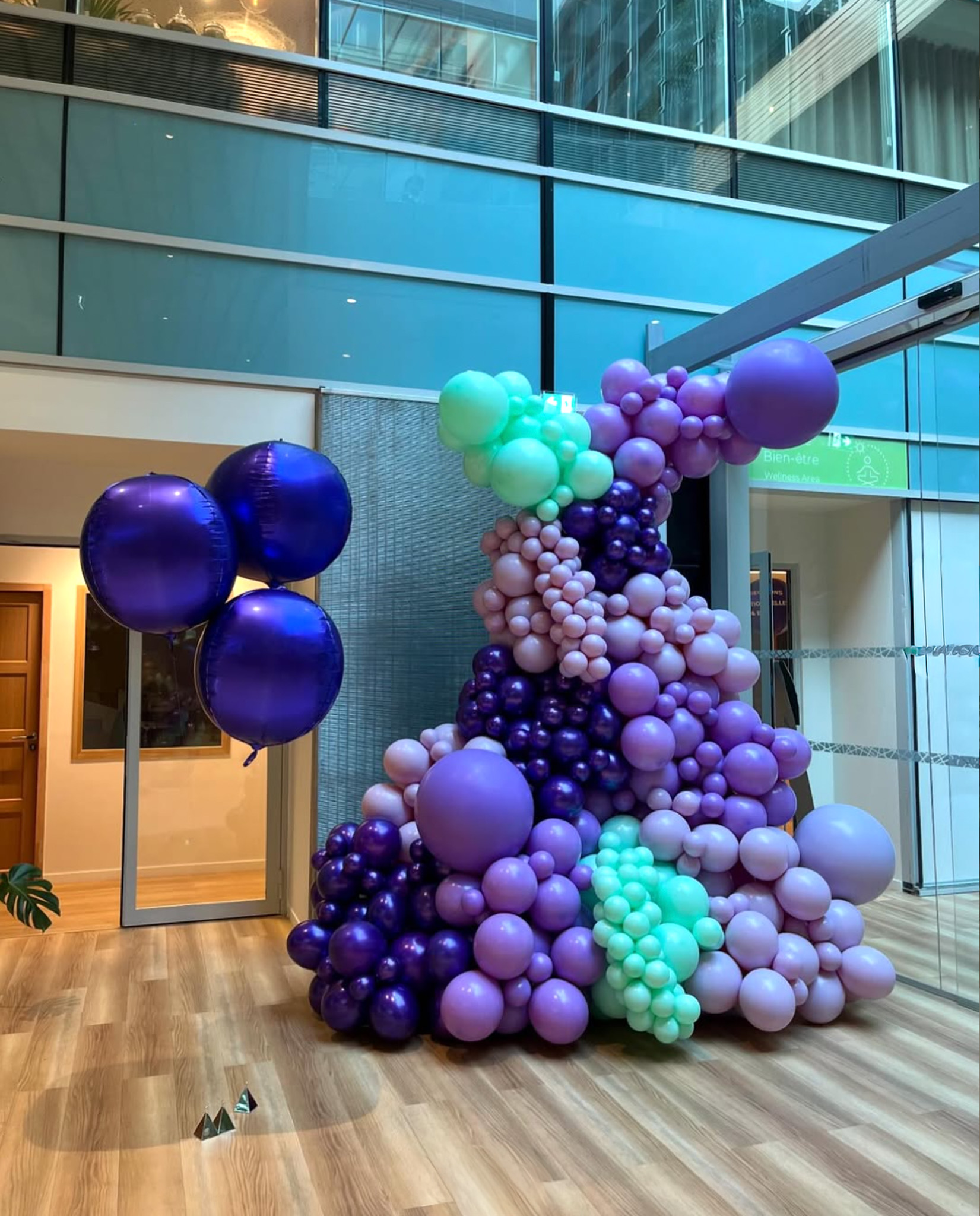 Découvrez notre scénographie audacieuse pour les Career Days de Natixis BPCE, avec arches de ballons et stands personnalisés.