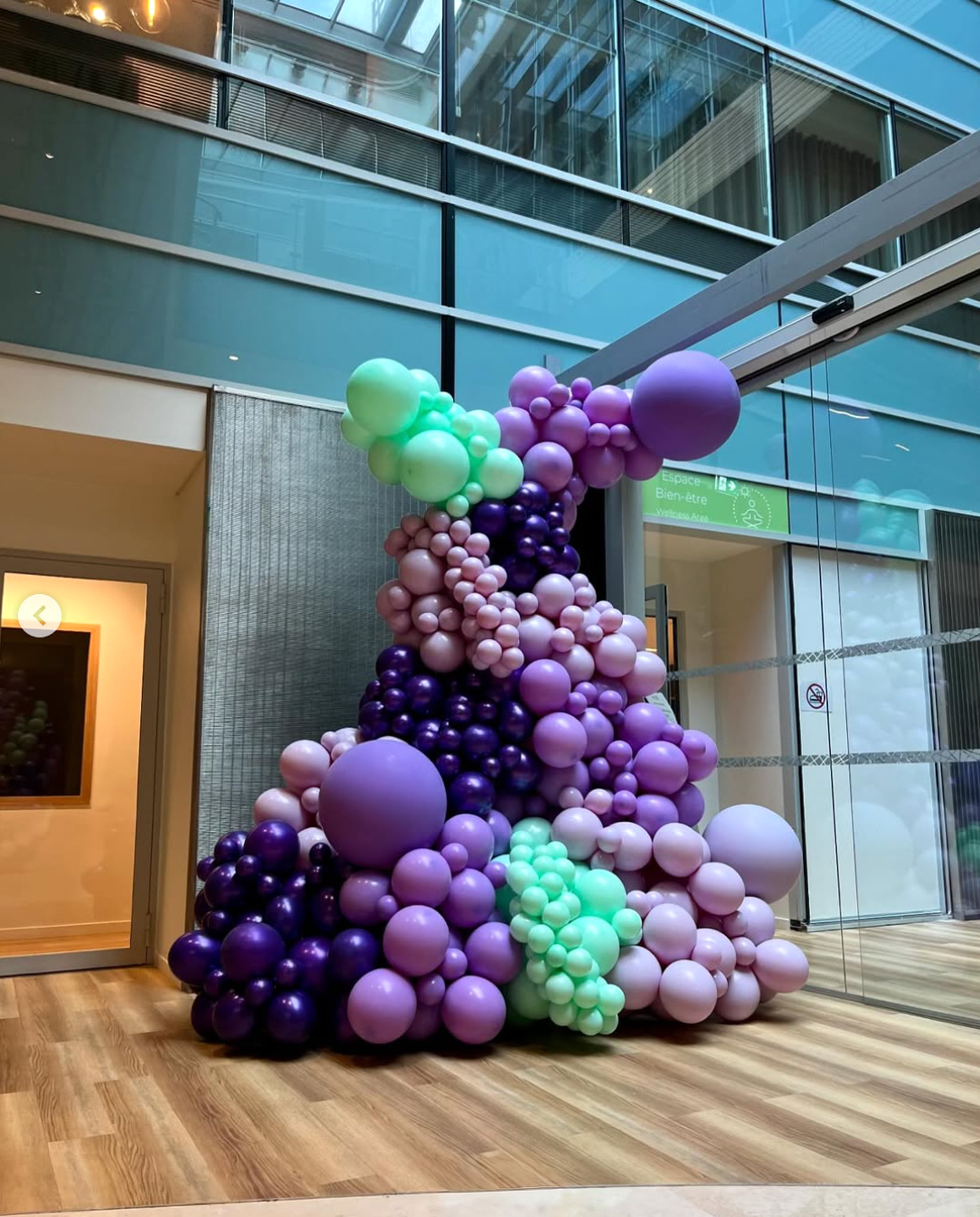 Découvrez notre scénographie audacieuse pour les Career Days de Natixis BPCE, avec arches de ballons et stands personnalisés.