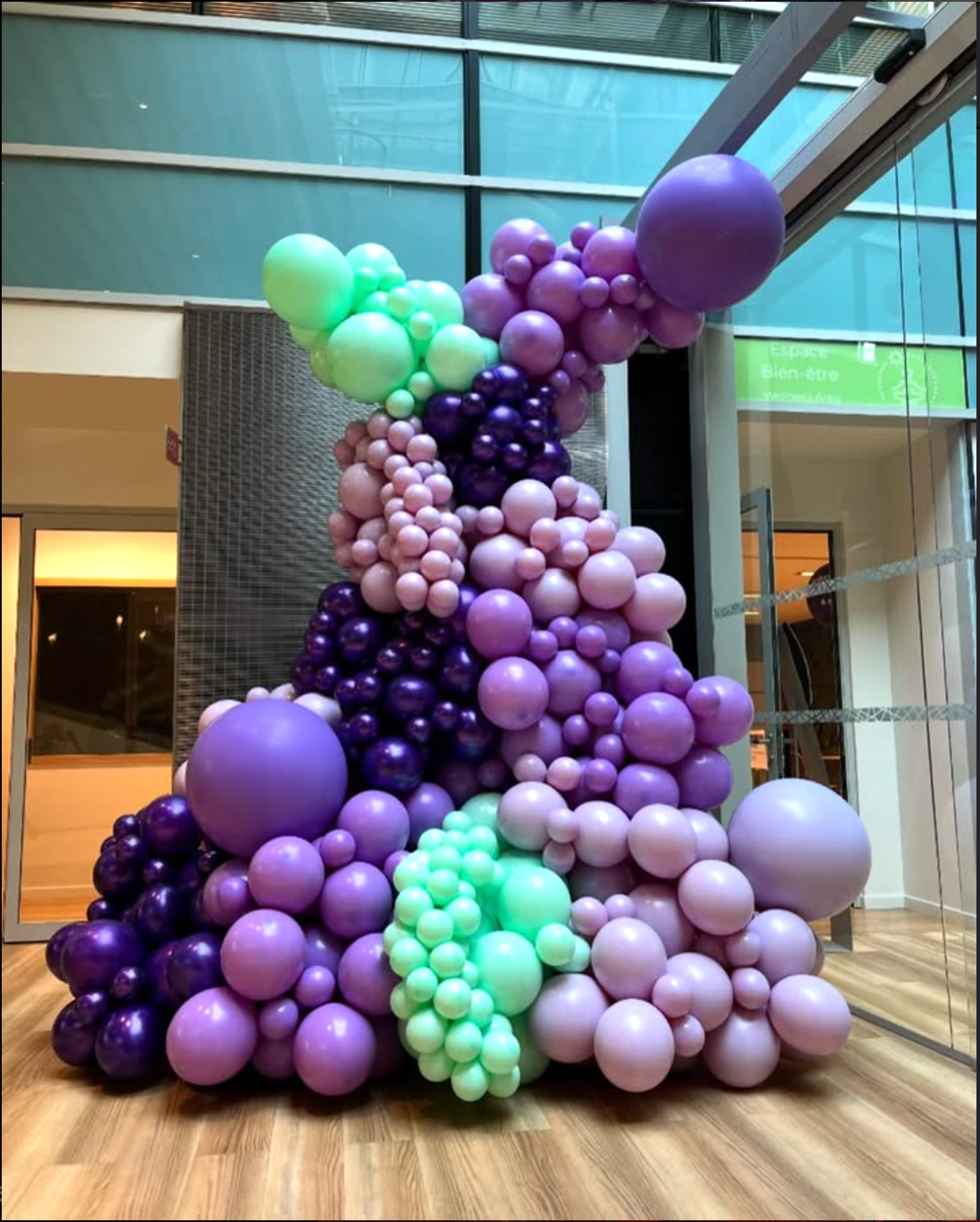 Découvrez notre scénographie audacieuse pour les Career Days de Natixis BPCE, avec arches de ballons et stands personnalisés.