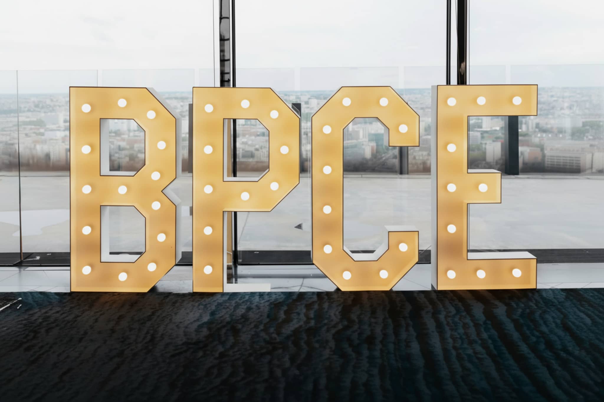 L'agence Einaï organise les soirées de départ des alternants de BPCE Assurances, un événement élégant et festif.