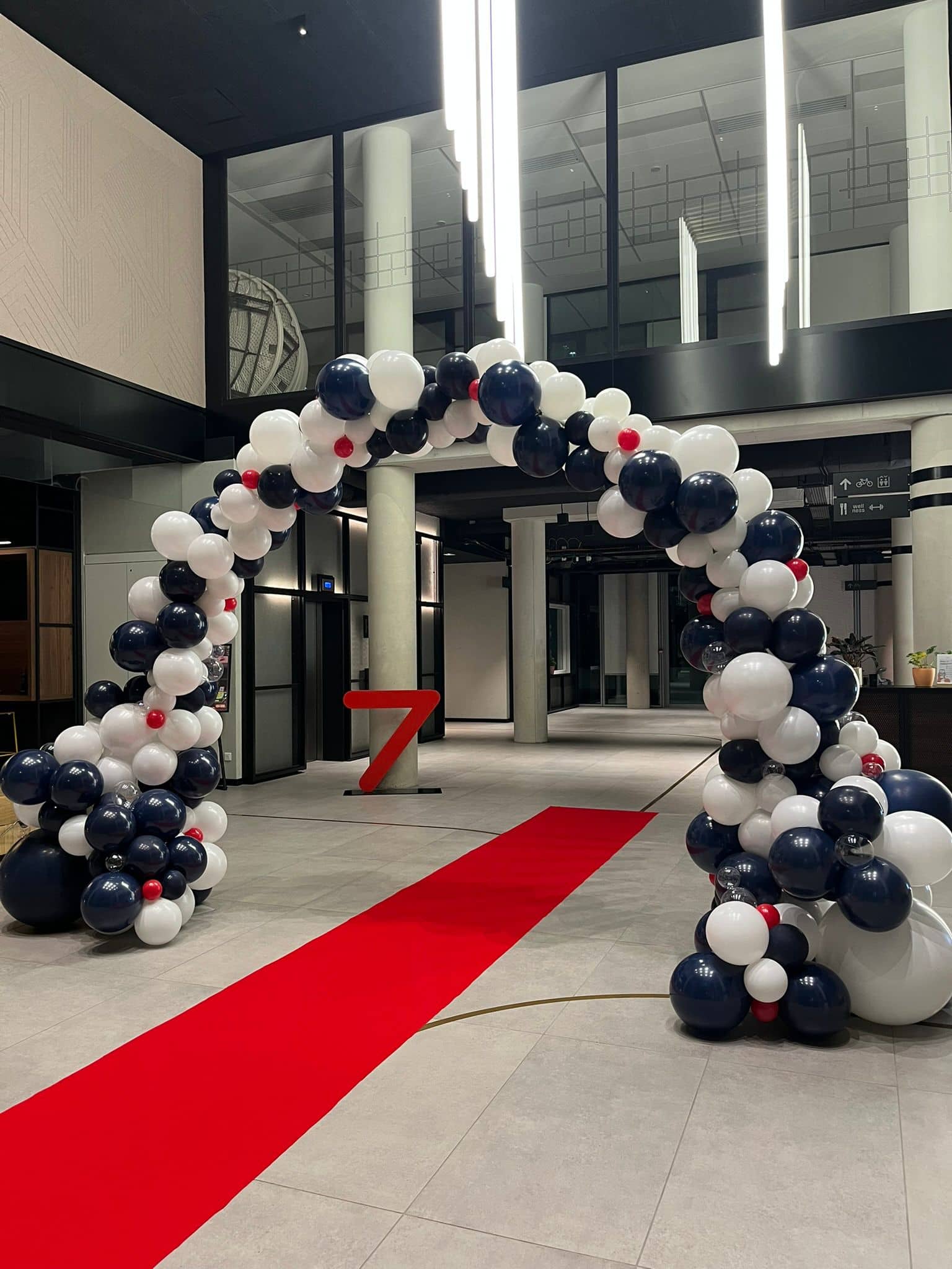 Einaï a organisé l’inauguration des bureaux Subsea7 avec déco, cérémonie du sable et photobooth pour une expérience immersive et mémorable.