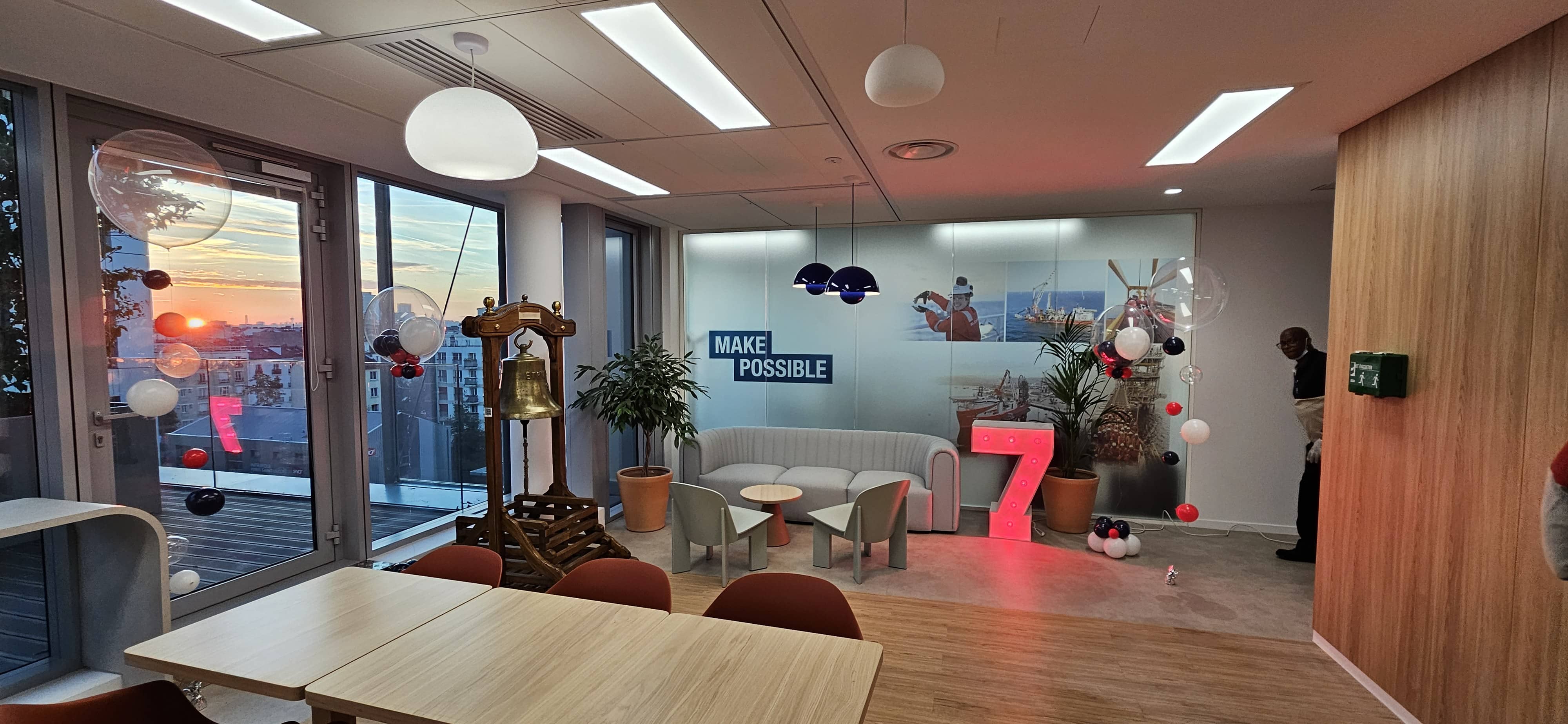 Einaï a organisé l’inauguration des bureaux Subsea7 avec déco, cérémonie du sable et photobooth pour une expérience immersive et mémorable.