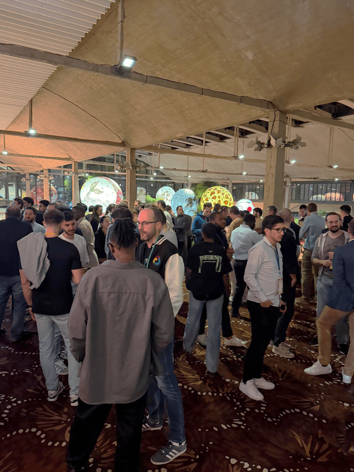 Einaï a animé la soirée Devoteam à la Felicità avec des jeux participatifs et une fresque collaborative pour renforcer cohésion et échanges.