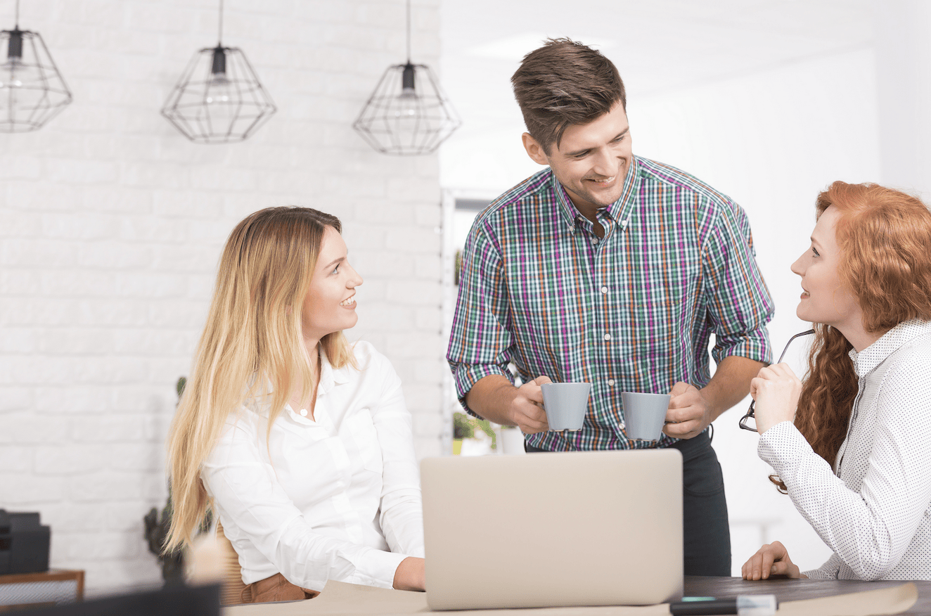 Des collaborateurs échangent dans une ambiance conviviale, illustrant des actions QVT en entreprise visant à renforcer le bien-être et la cohésion d’équipe.