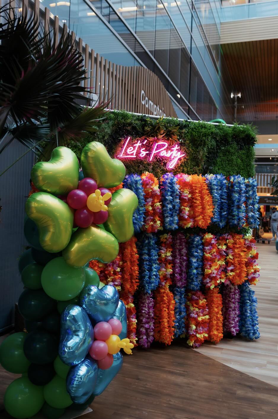 Un événement de vœux immersif sur le thème Hawaï pour BPCE : scénographie, animations et expérience QVT pour 800 collaborateurs.