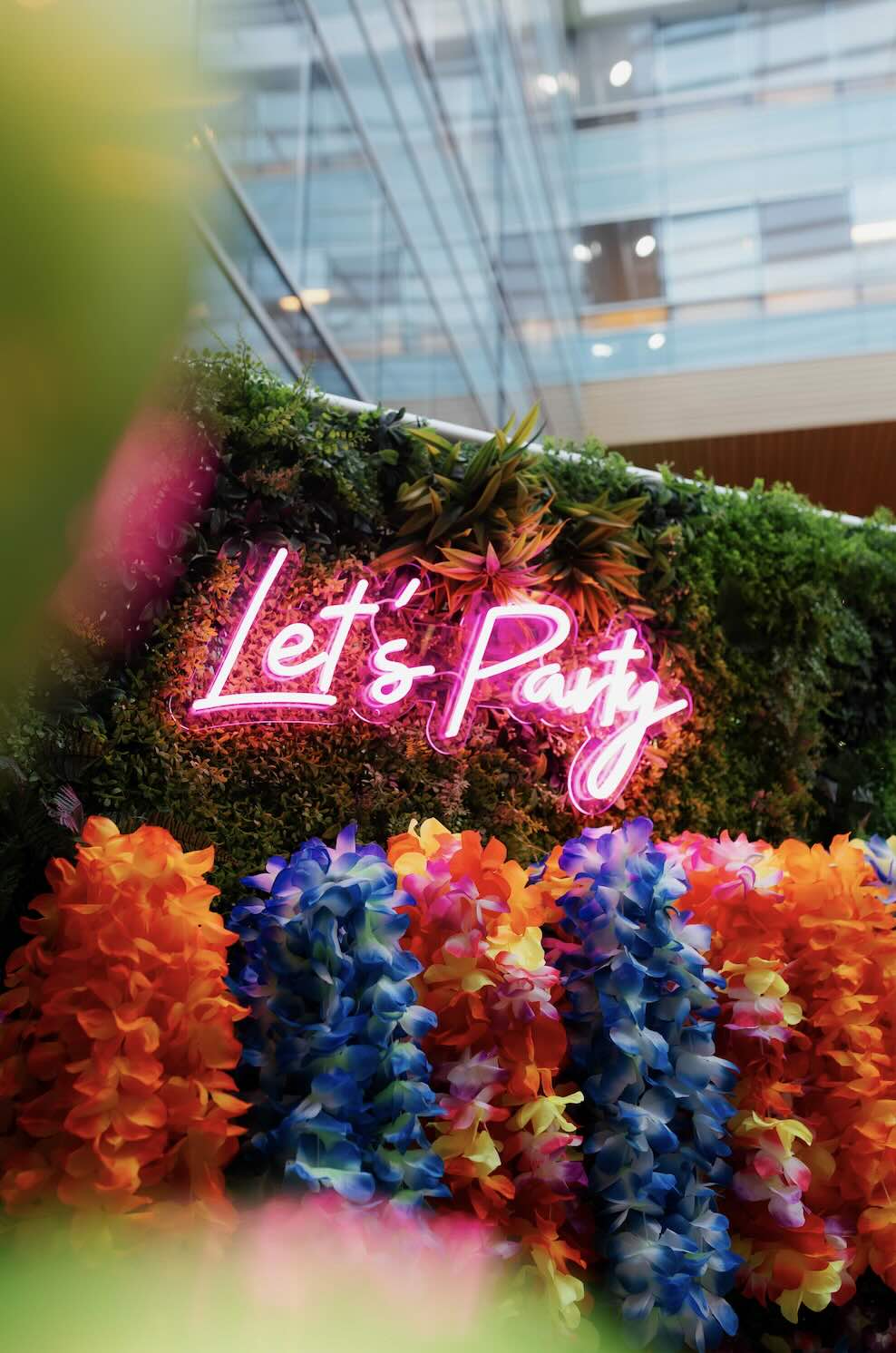 Un événement de vœux immersif sur le thème Hawaï pour BPCE : scénographie, animations et expérience QVT pour 800 collaborateurs.