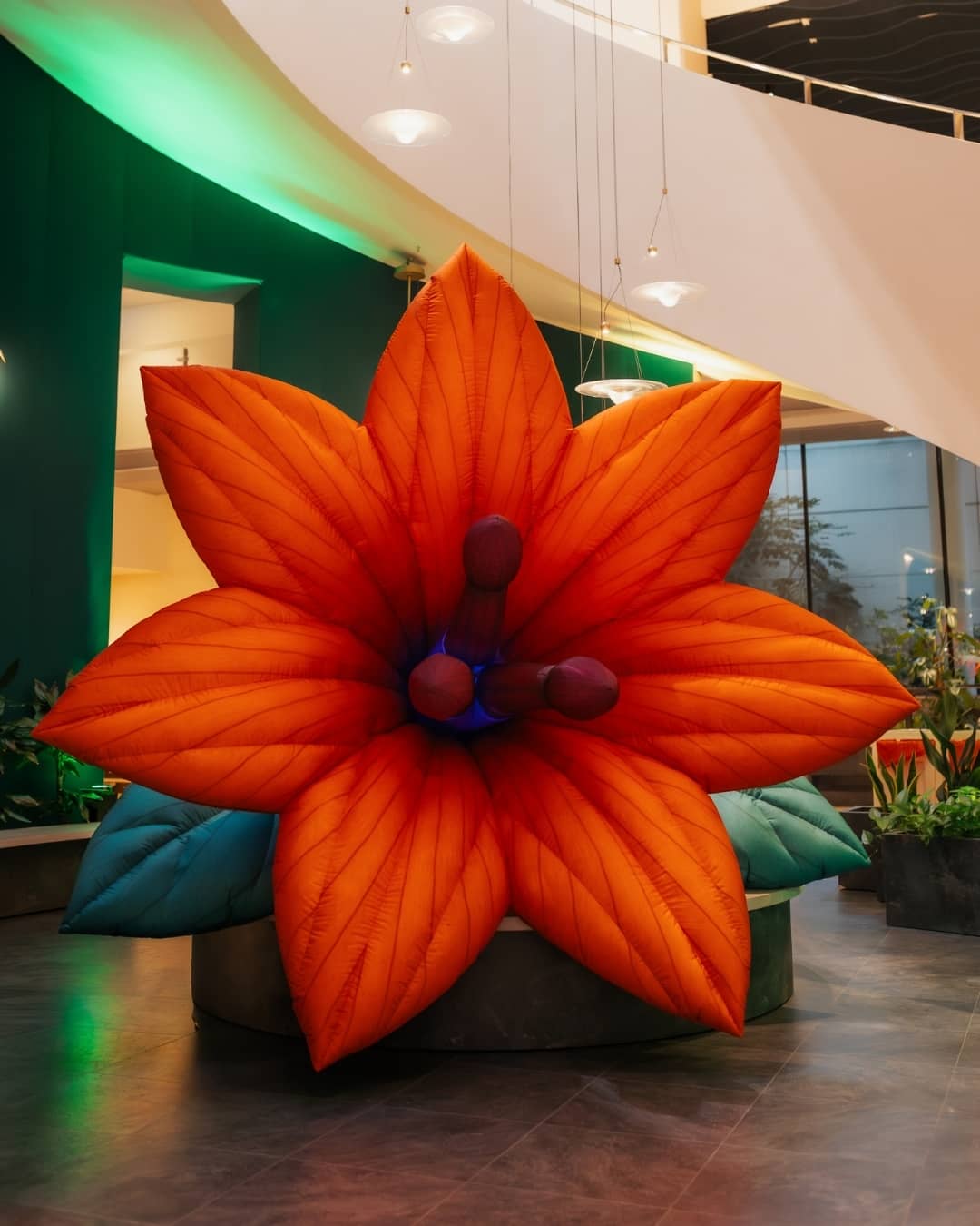 Un événement de vœux immersif sur le thème Hawaï pour BPCE : scénographie, animations et expérience QVT pour 800 collaborateurs.