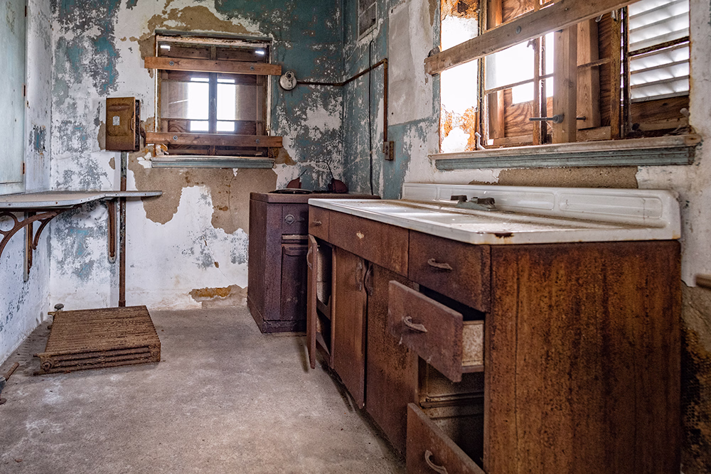 Old wodden kitchen before strip out by Geelong Rubbish Removal