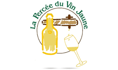Logo avec une bouteille jaune de vin et un verre de vin inclinés, entourés d'un cercle avec le texte « La Percée du Vin Jaune » en vert.