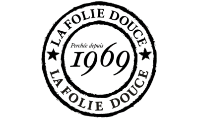 Tampon circulaire noir avec le texte « LA FOLIE DOUCE » au pourtour et « Fondé en 1900 » au centre.