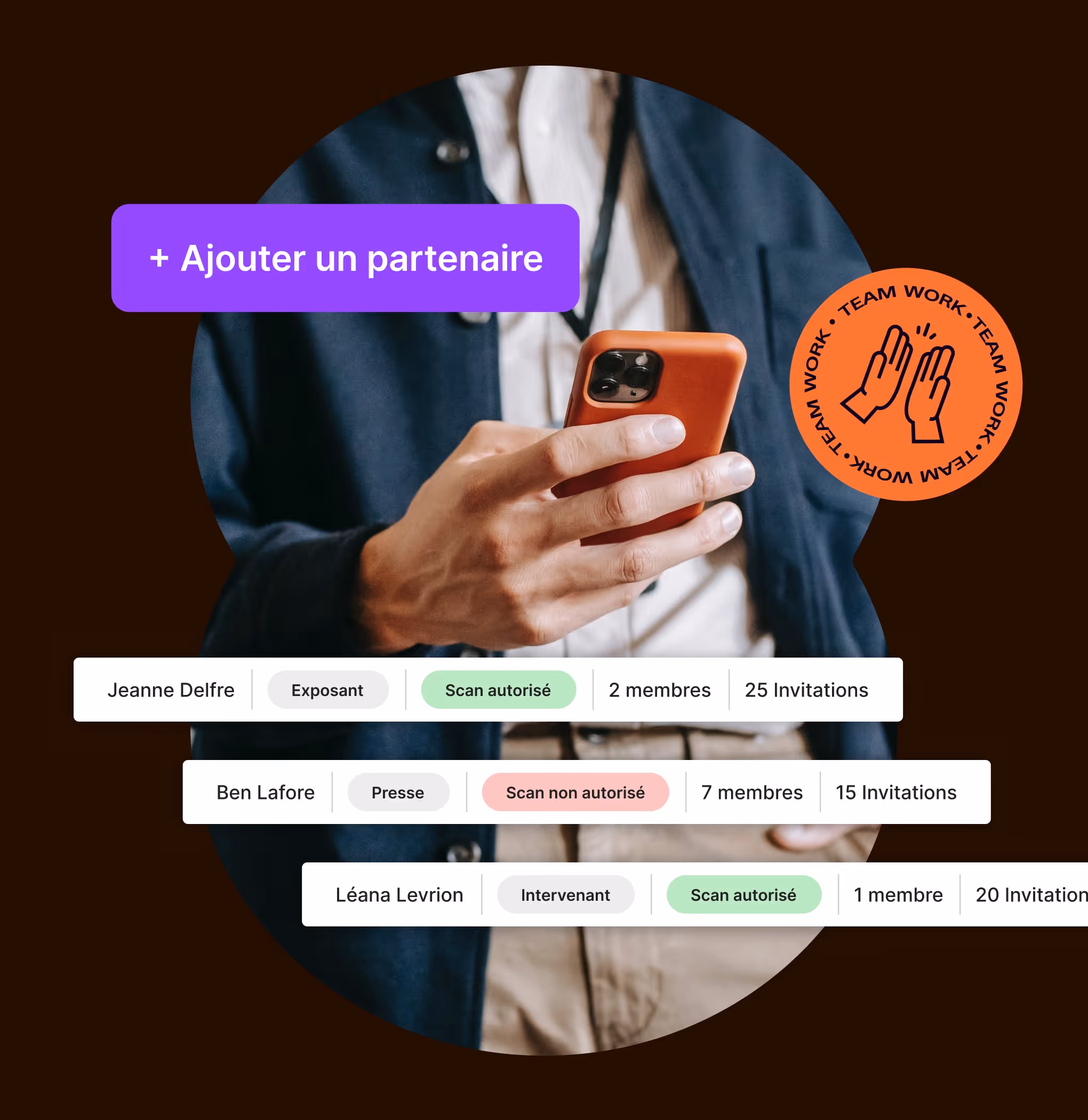 Personne tenant un smartphone avec interface pour ajouter partenaires et détails des membres et invitations.