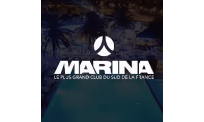 Logo Marina avec texte Le plus grand club du Sud de la France sur fond d'une piscine et palmiers.