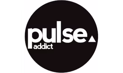 Logo Pulse addict with white text in a black circle and a small triangle on the right.