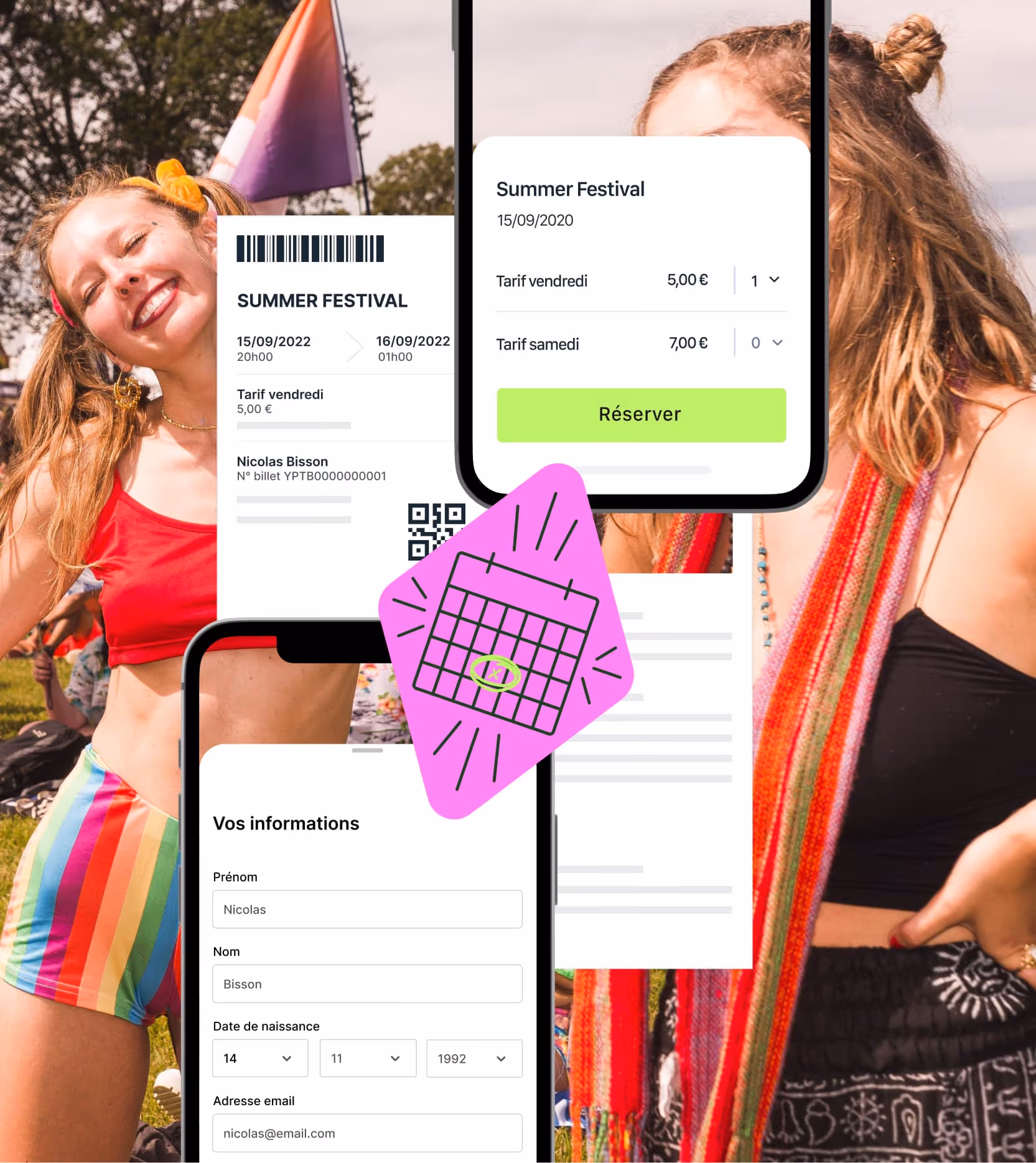 Deux jeunes femmes souriantes en tenue colorée avec des écrans mobiles montrant la réservation de festival.