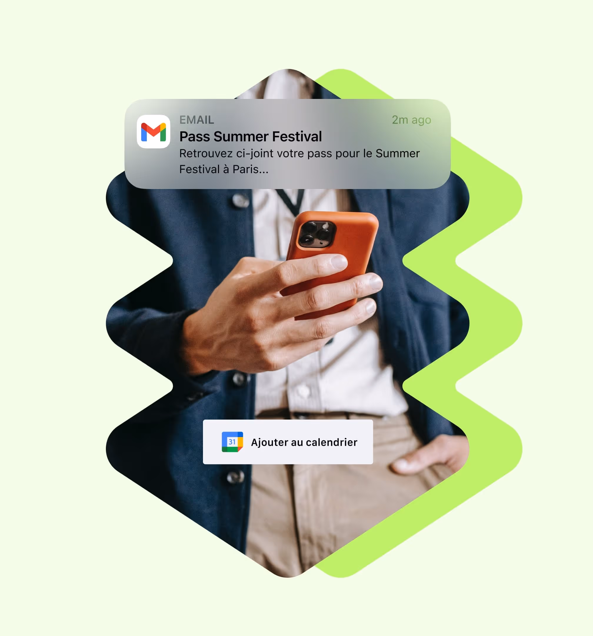 Personne tenant un smartphone avec une notification d'email pour le Pass Summer Festival à Paris.