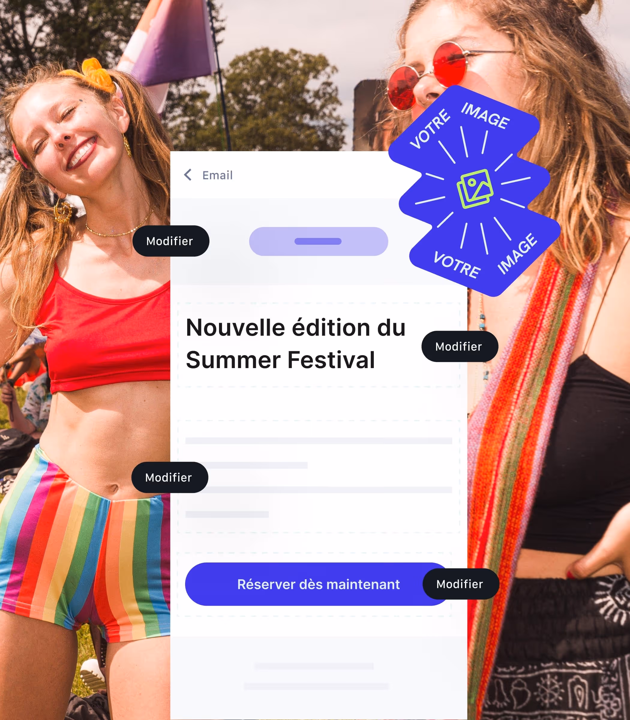 Deux femmes souriantes en tenue colorée lors d'un festival d'été en plein air.