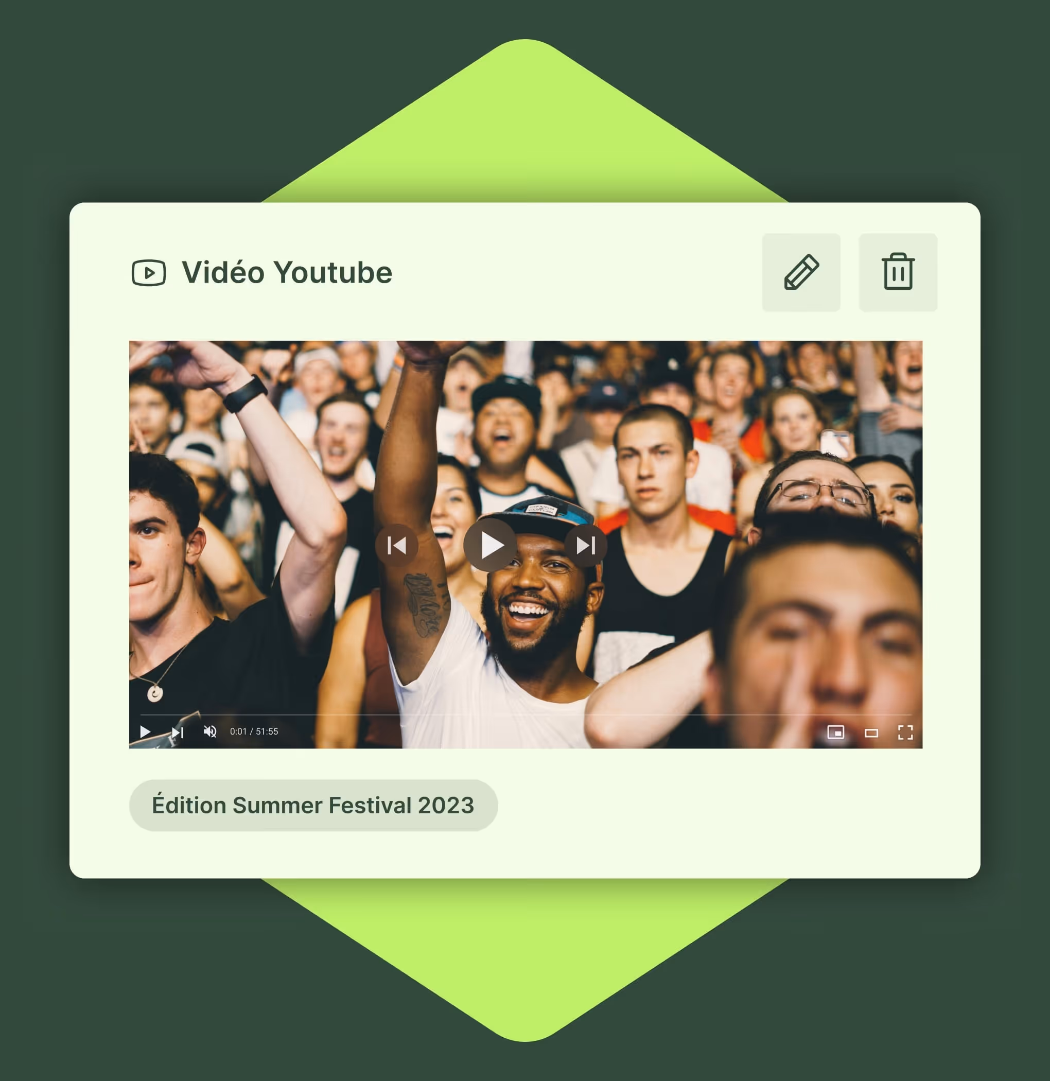 Foule joyeuse en concert avec un homme souriant et levant le bras lors du Summer Festival 2023.