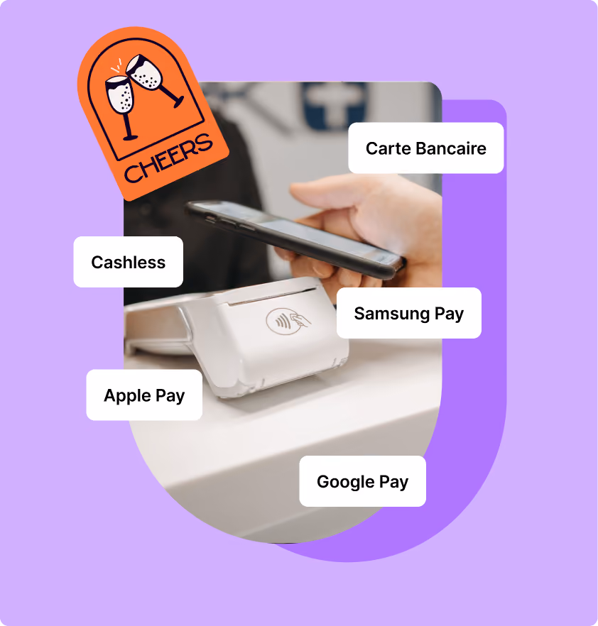Une main tient un smartphone au-dessus d'un terminal de paiement sans contact blanc sur fond violet.