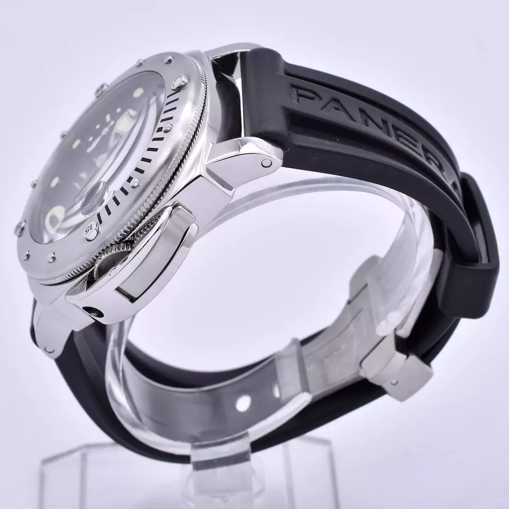 Right image of the Panerai Luminor Submersible 44mm 2015 PAM00024