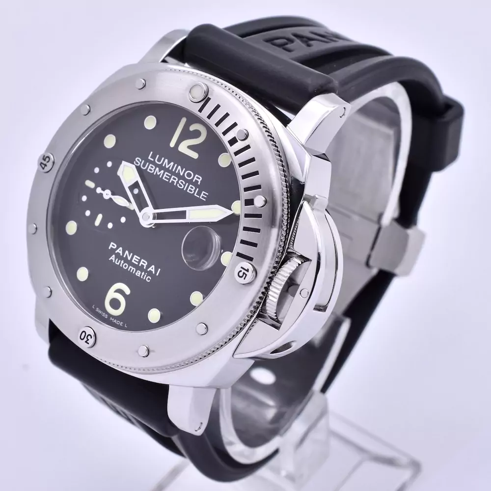 Front right image of the Panerai Luminor Submersible 44mm 2015 PAM00024