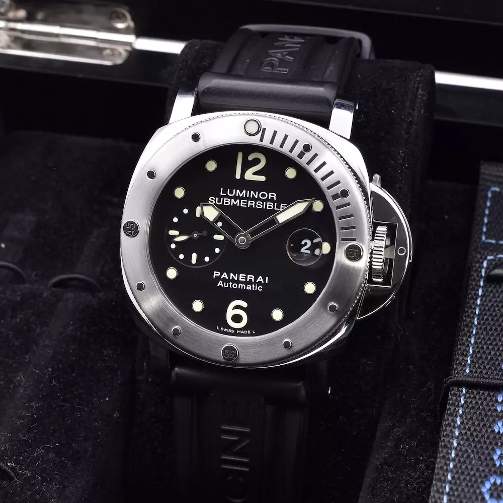 Close up image of the Panerai Luminor Submersible 44mm 2015 PAM00024