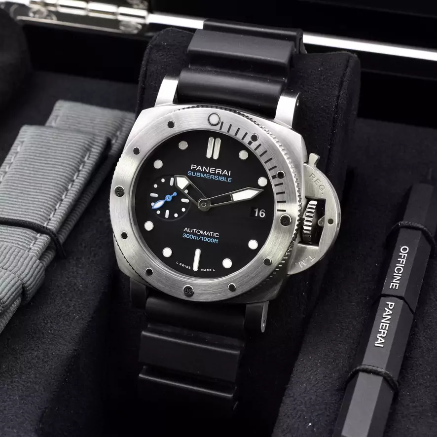 Close up image of the Panerai Submersible 42mm Automatic 2025 PAM02973