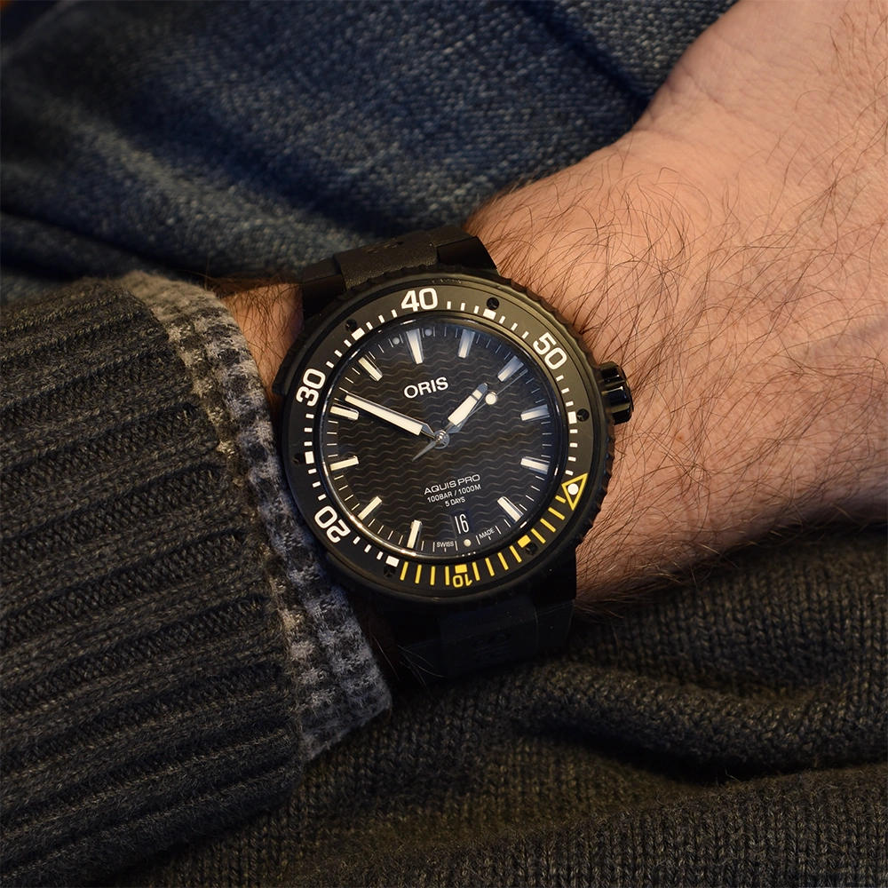 Left image of the Oris Aquis Pro Date 49.5mm DLC 01 400 7767 7754-07 426 64BTEB