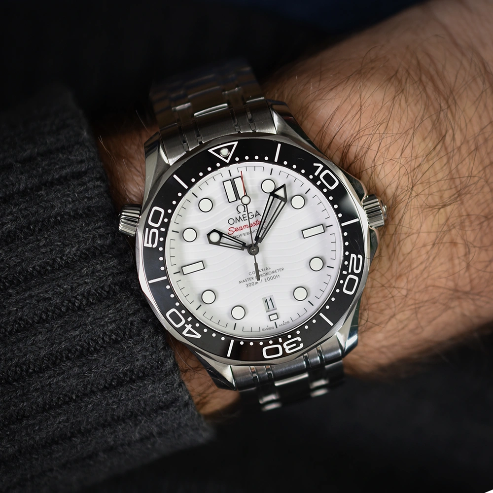 Left image of the Omega Seamaster Diver 300m 42mm 2023 210.30.42.20.04.001