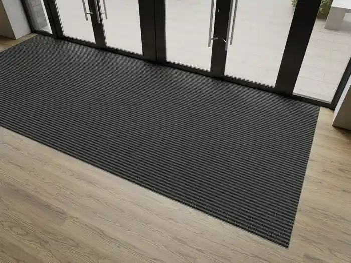 von Aluprofil Fußmatte der Firma Emco Bautechnik in einem Eingangsbereich
