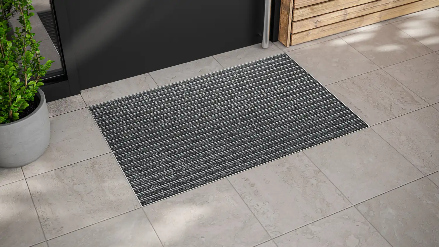 Outdoor Milieu einer kleinen Aluprofil Fußmatte und der Einlage Rips Anthrazit im Eingangsbereich