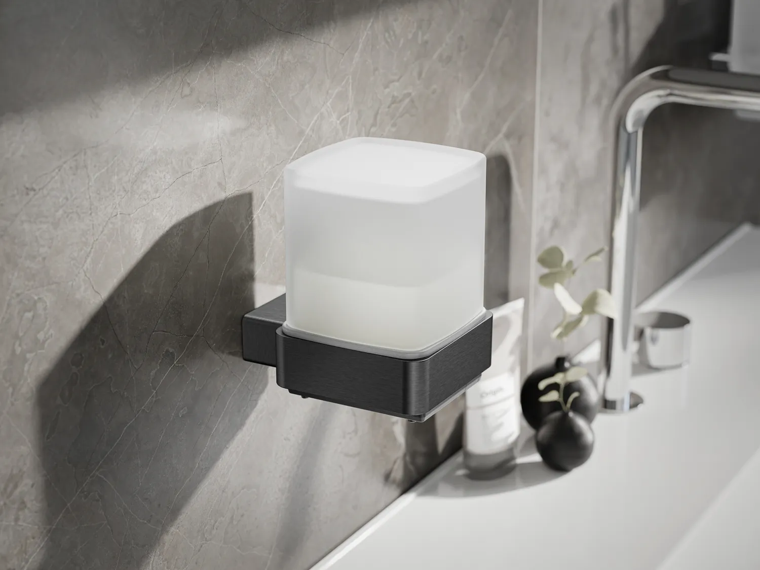 Detail eines LOFT Seifenspenders von Emco Bad am Waschtisch