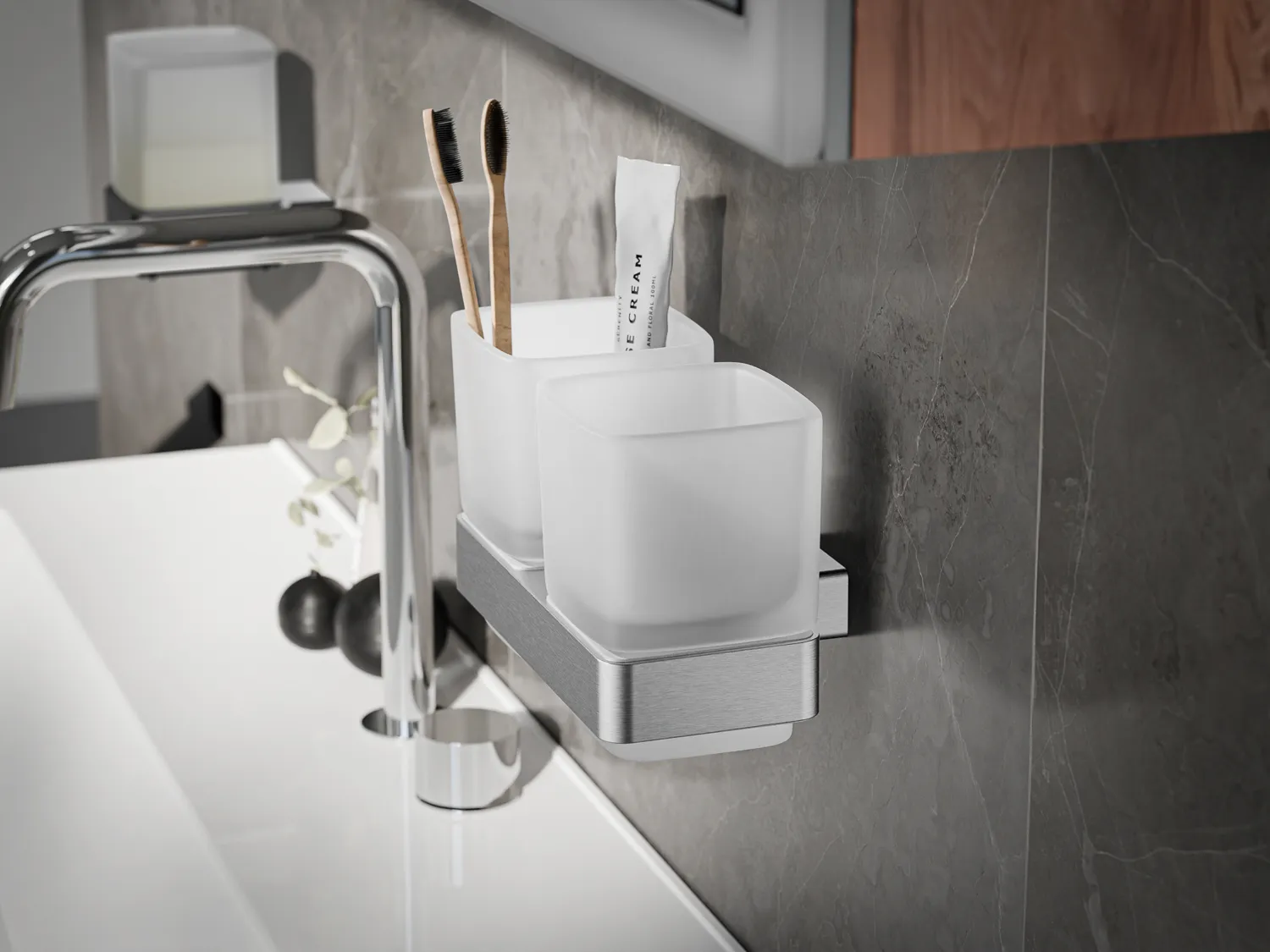 Detail eines LOFT Doppelglashalters im Badezimmer