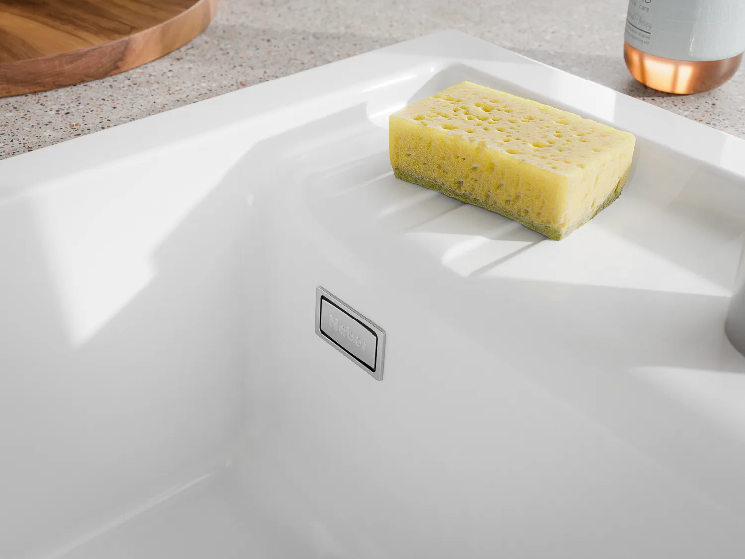 Naber Silqua Keramikspüle in Weiß in einer Küche, Detailaufnahme der Ablage