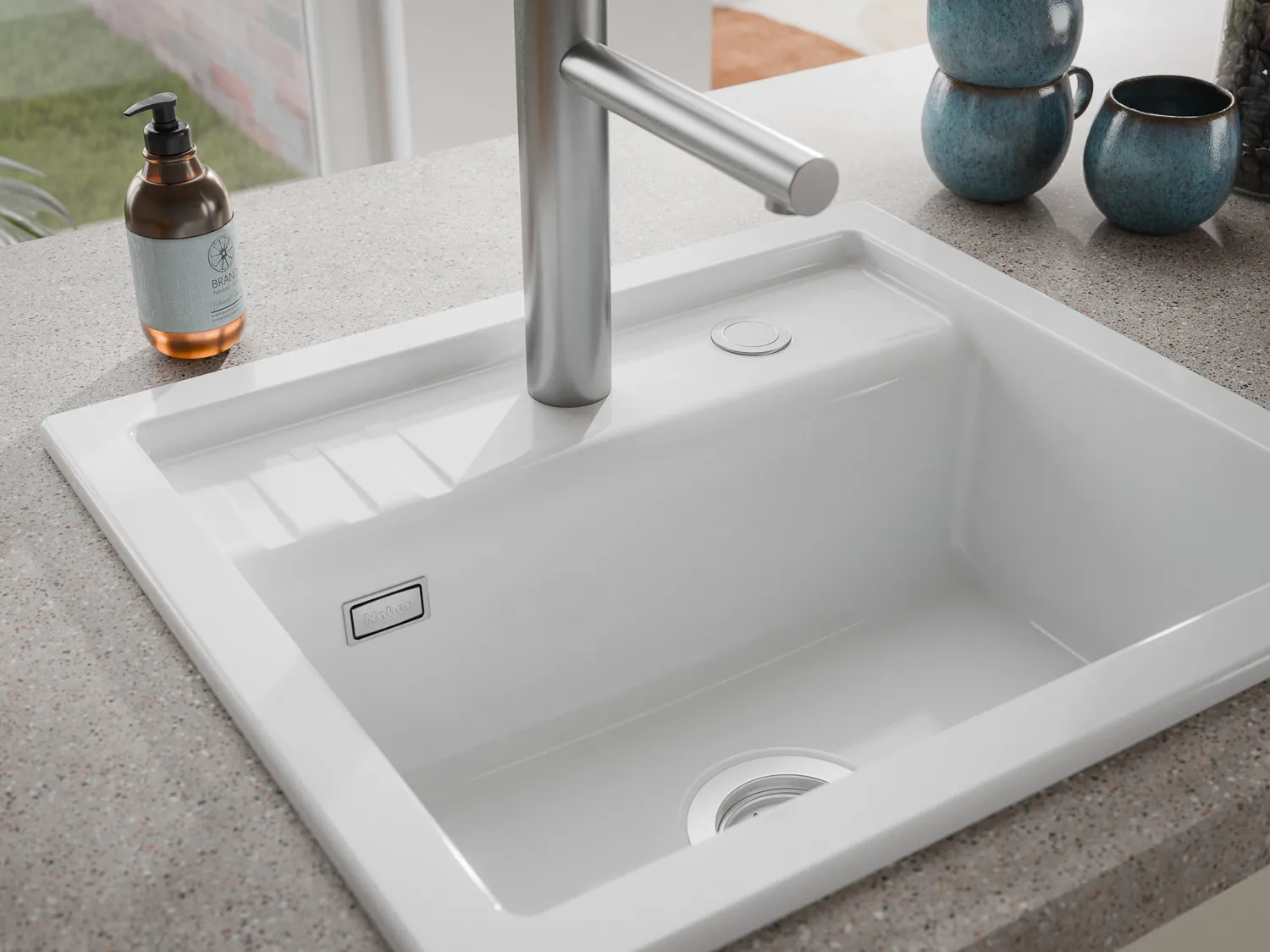 Naber Silqua Keramikspüle in Weiß in einer Küche, Nahaufnahme