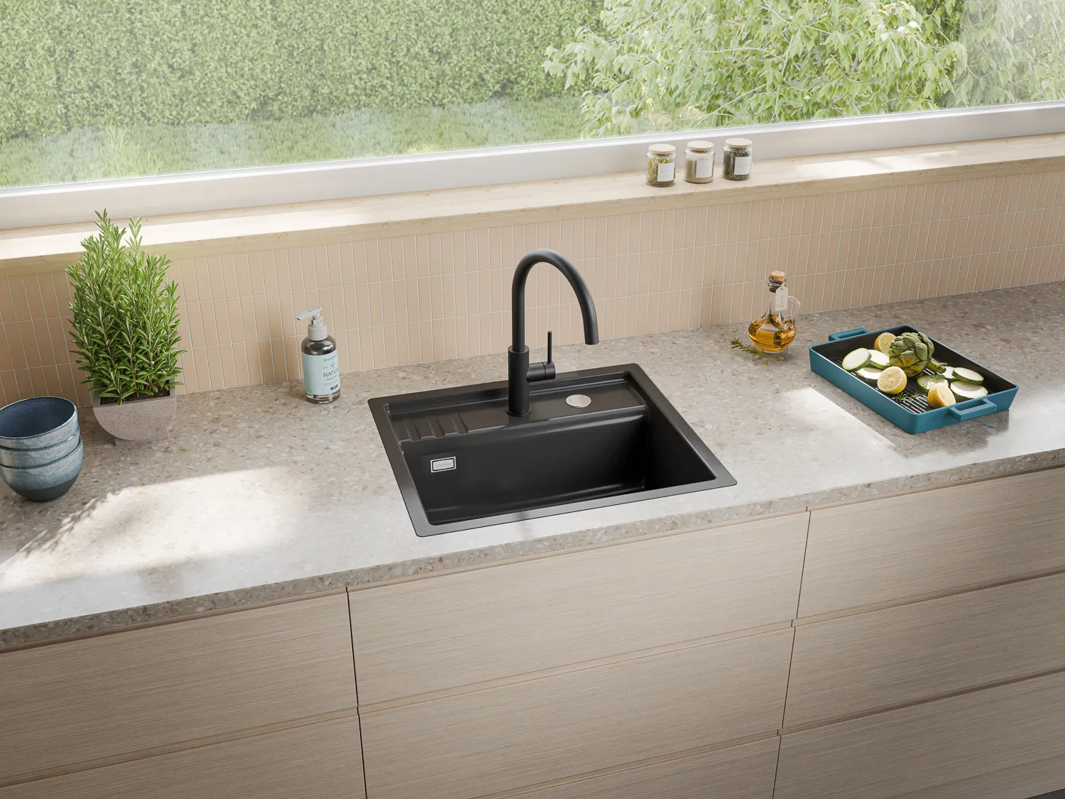 Naber Silqua Keramikspüle in Schwarz in einer Küche als Aufbauvariante.