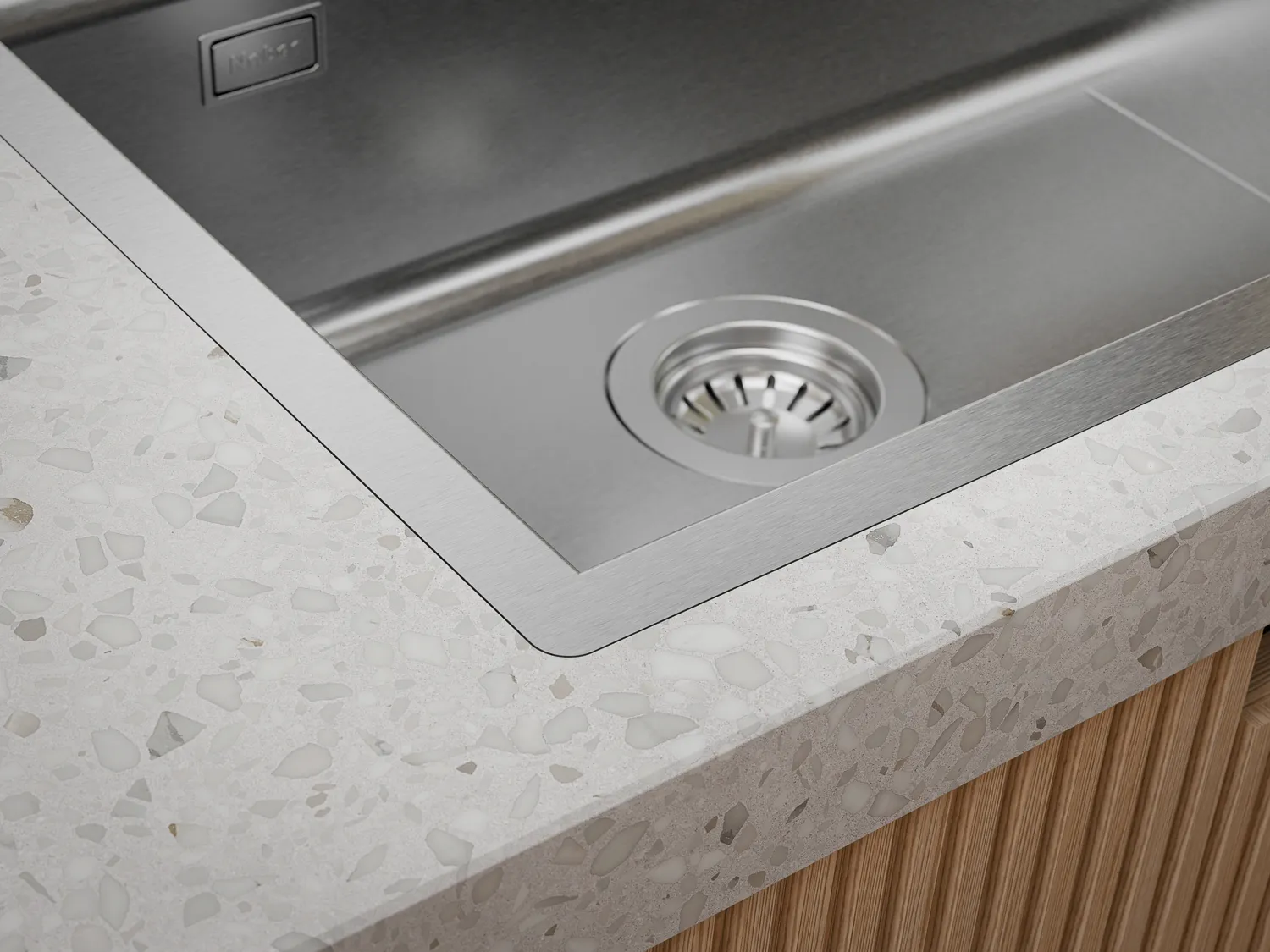 Naber Silqua Spüle in Edelstahl in einer Küche, Detailaufnahme einer Ecke