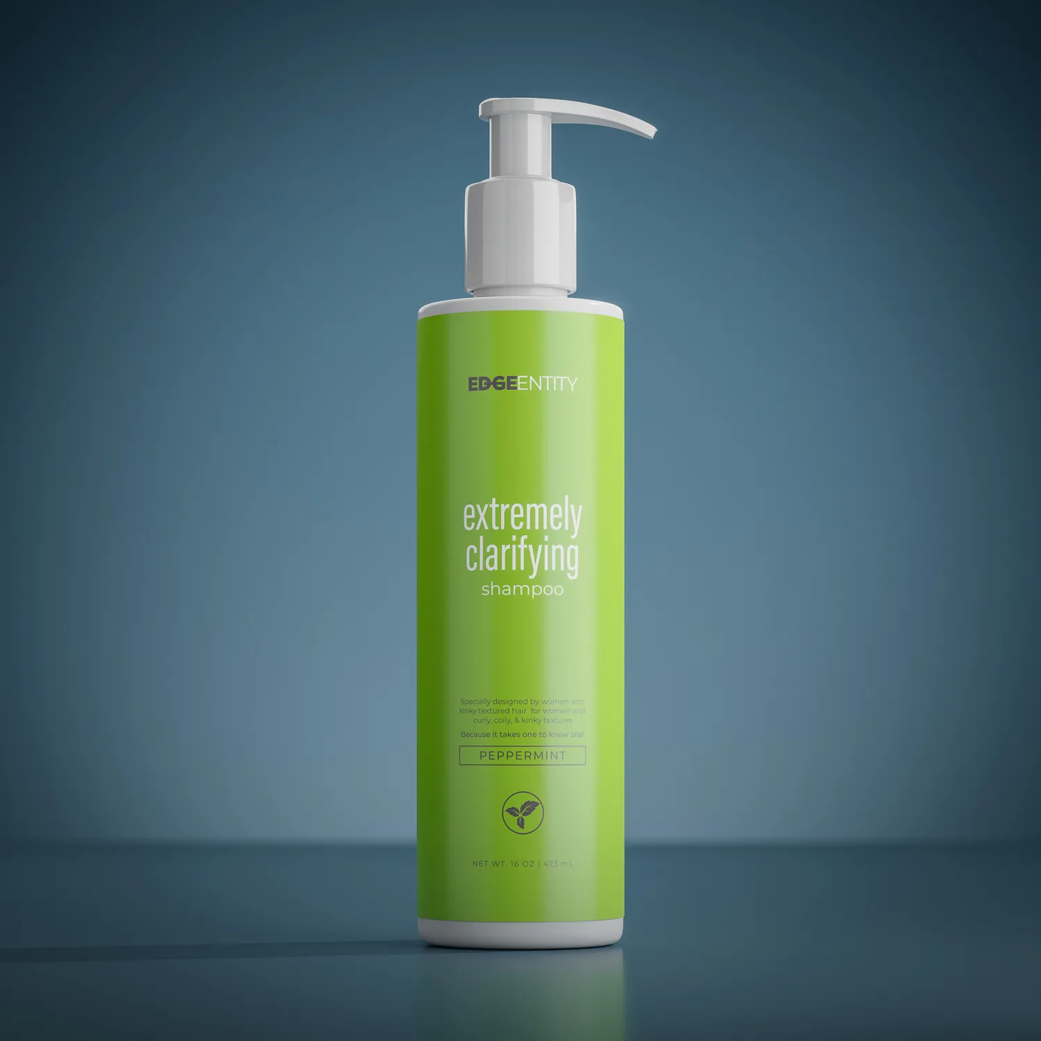 3D Packshot Rendering einer grünen Pumpflasche vor blauem hintergrund.