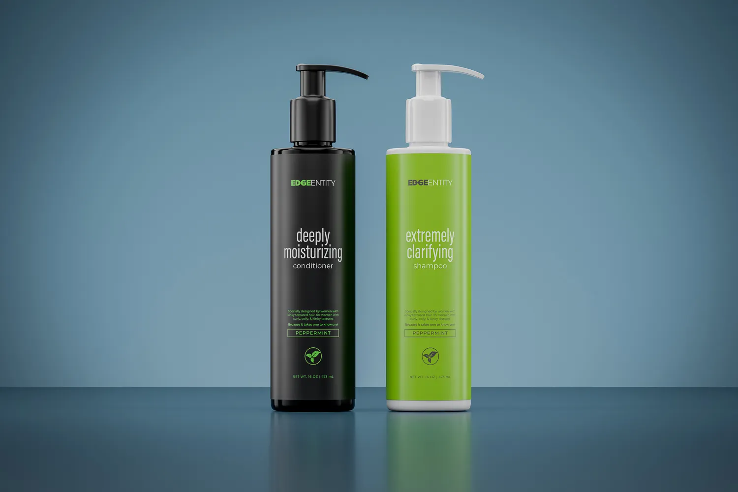 3D Packshot Rendering von zwei Pumpflaschen vor blauem hintergrund.