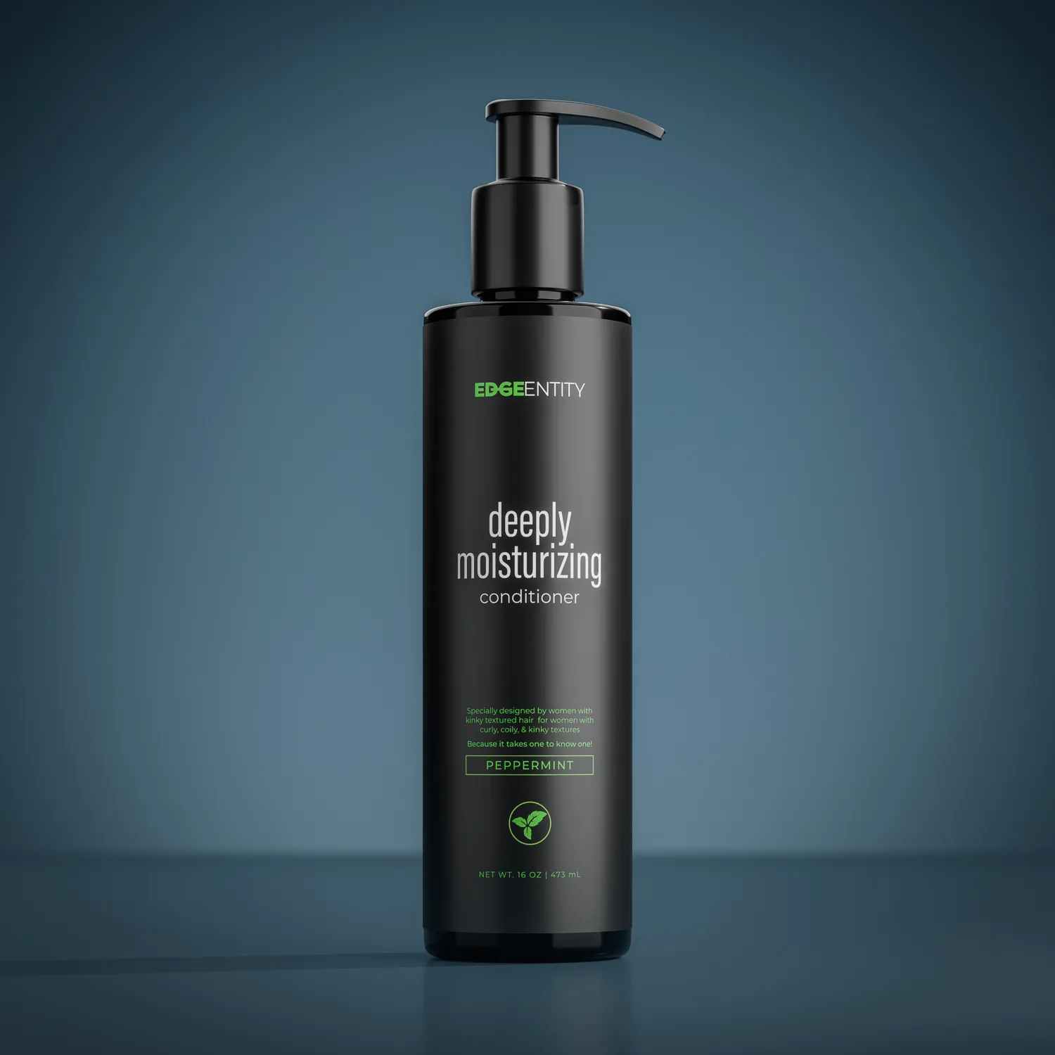 3D Packshot Rendering einer grünen Pumpflasche vor dunkel blauem hintergrund.