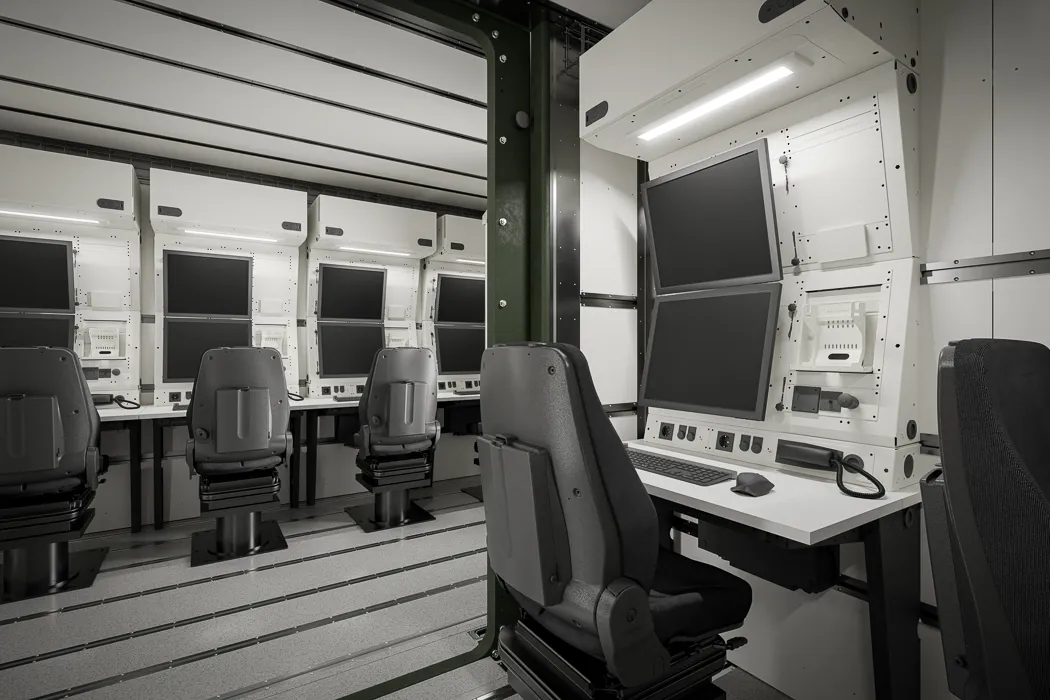 Innenansicht eines Containers für mobile Defence Systeme - Arbeitsplätze