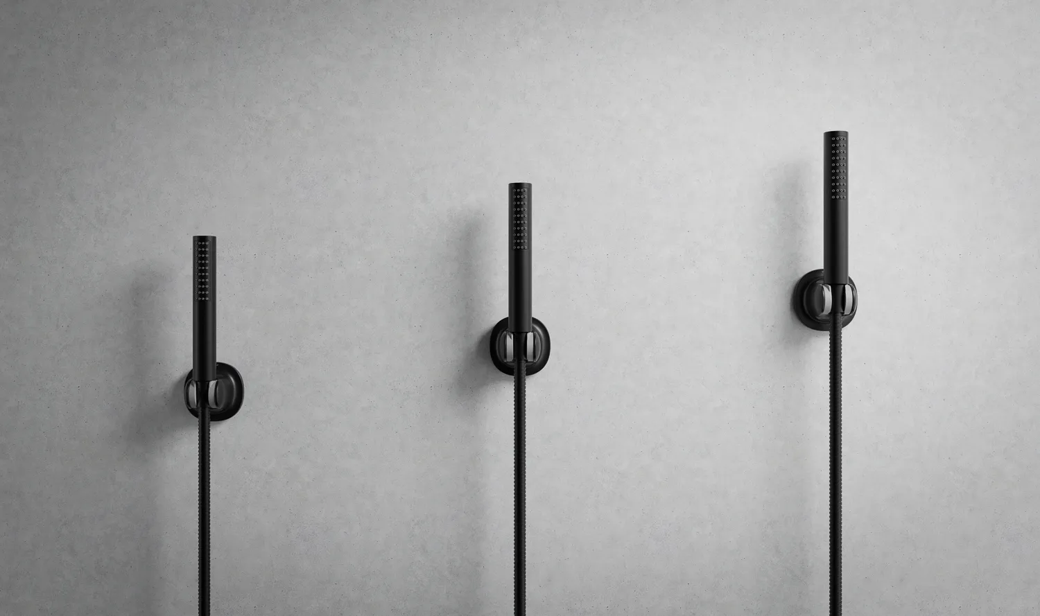 Drei Amazon Duschkopfhalterungen in Schwarz an einer Wand im Badezimmer - 3D Milieu