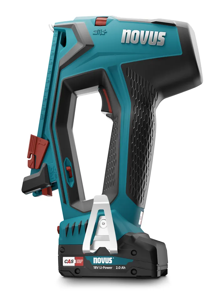 Novus J550 Akkutacker steht aufrecht auf dem Akku