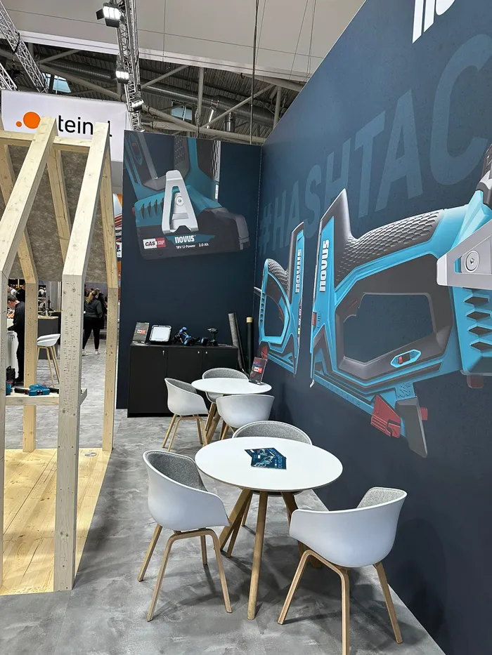 Novus J550 Akkutacker Messestand