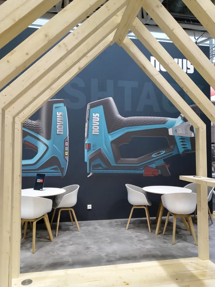 Novus J550 Akkutacker Messestand - Stehle zeigt den J550 Akkutacker