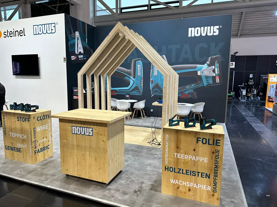 Novus J550 Akkutacker Messestand Seitenansicht