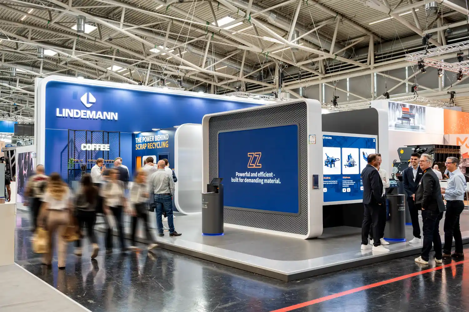 Gesamtansicht des Lindemann-Messestands auf der IFAT 2026 mit LED-Screens am Hauptlaufweg