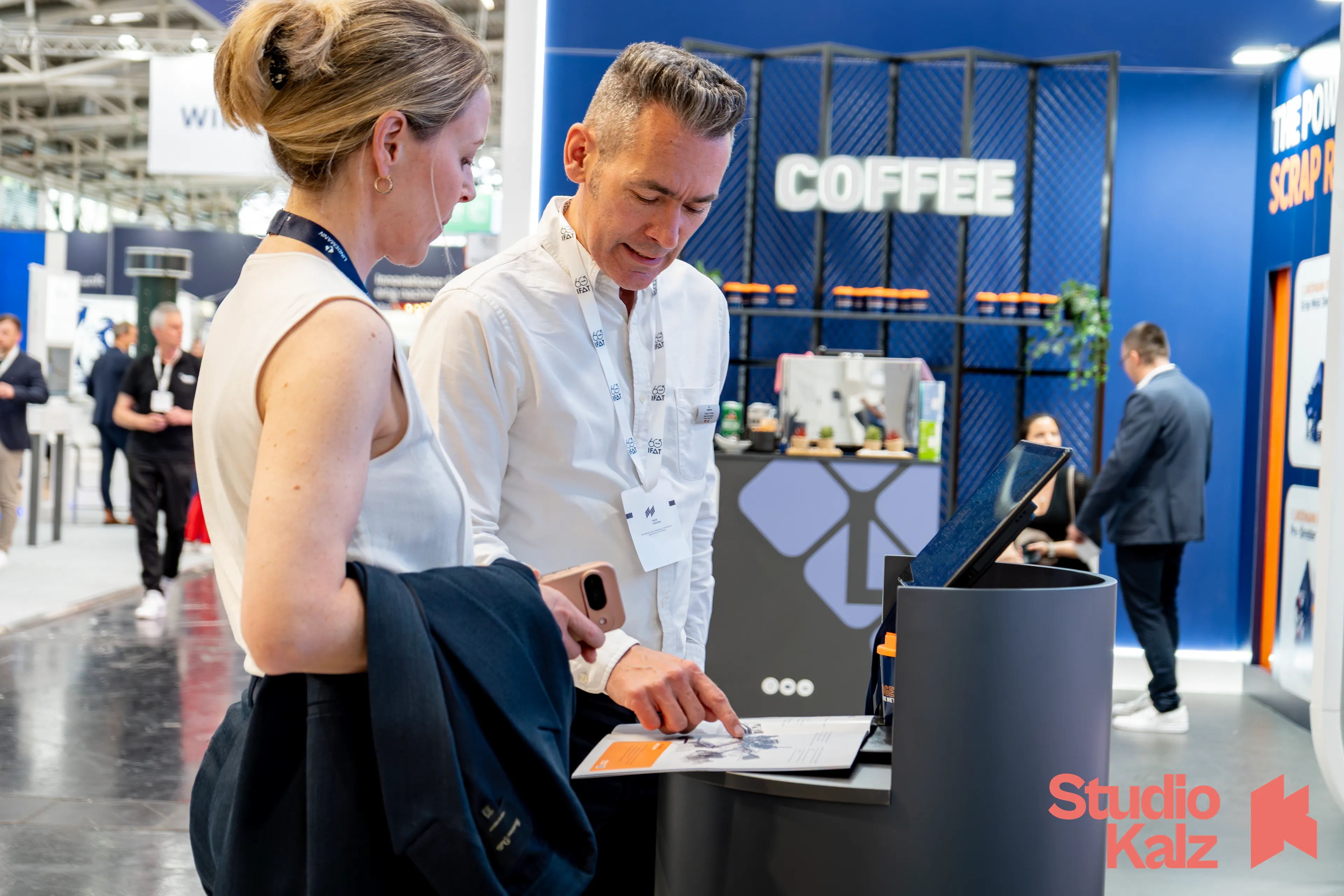 Besucherperspektive auf den interaktiven Lindemann-Messestand der IFAT 2026 – STUDIO KALZ